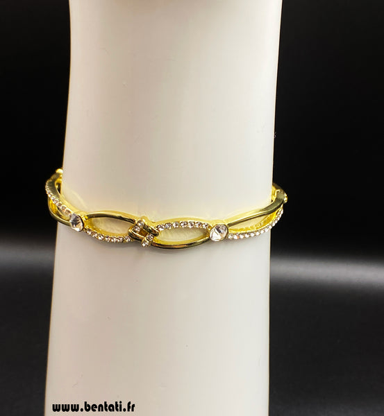 Elegant bangle with crystal stones