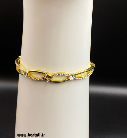 Elegant bangle with crystal stones