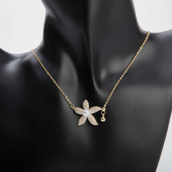 Flower Pendant Necklace With Pearl