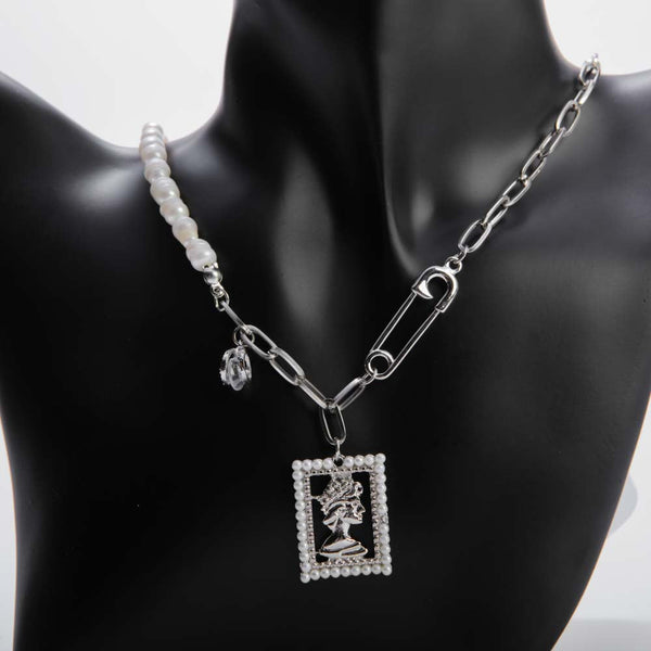 Necklace With Engraved Image Of The Queen